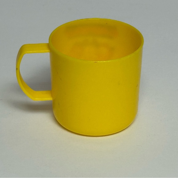 Garfield and Friends Vintage 1978 Yellow Plastic Mug Cup Odie Arlene Lightweight - Picture 3 of 7
